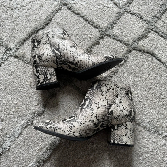 Seychelles Chaparral Leather Snake Print Side Zip Ankle Boots black cream 8.5 - Picture 3 of 12